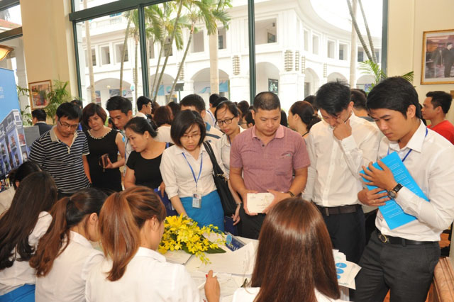 Khách xếp hàng đăng ký tham dự sự kiện giới thiệu Dự án Vinhomes Dragon Bay tại Hà Nội