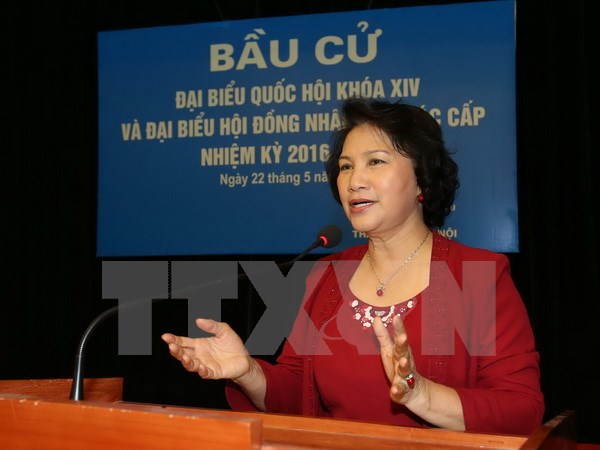 Chủ tịch Quốc hội Nguyễn Thị Kim Ngân đến kiểm tra, giám sát và phát biểu tại khu vực bỏ phiếu số 1, phường Nghĩa Tân, quận Cầu Giấy. Ảnh: Trọng Đức/TTXVN