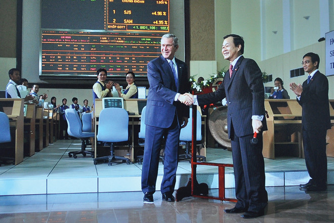 Tổng thống Mỹ G.W.Bush bắt tay Chủ tịch Sở GDCK TP. HCM Trần Đắc Sinh trong chuyến thăm Việt Nam năm 2006