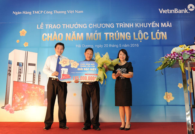 Giám đốc VietinBank KCN Hải Dương Đoàn Mạnh Vinh trao giải Đặc biệt cho khách hàng Nguyễn Công Phú