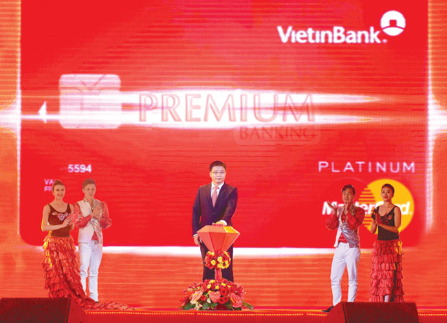 2.	Chủ tịch HĐQT VietinBank Nguyễn Văn Thắng nhấn nút ra mắt dịch vụ VietinBank Premium Banking