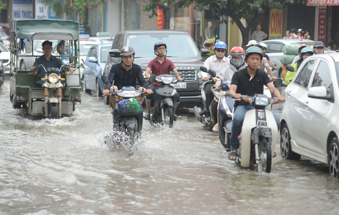 Ngập úng tại khu vực đường Phùng Hưng (Hà Đông) sau trận mưa lớn ngày 25/5. Ảnh: Khánh Huy