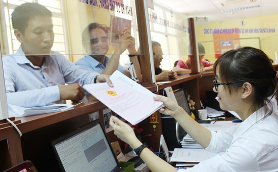 Người dân làm thủ tục tại Văn phòng Đăng ký đất đai Hà Nội.