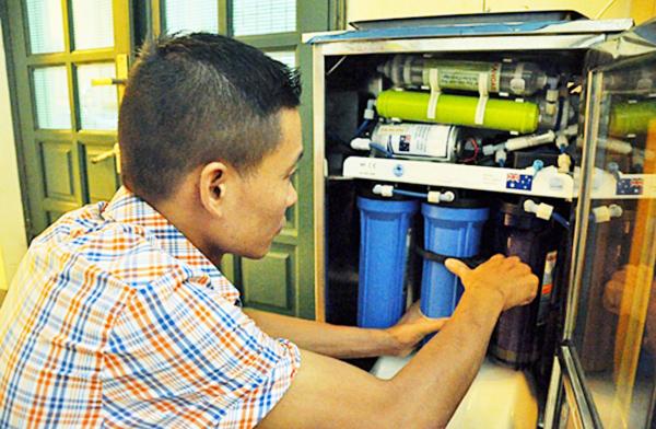  Người tiêu dùng nên cẩn trọng khi mua, sử dụng và lắp đặt máy lọc nước. Ảnh: Chí Công. 