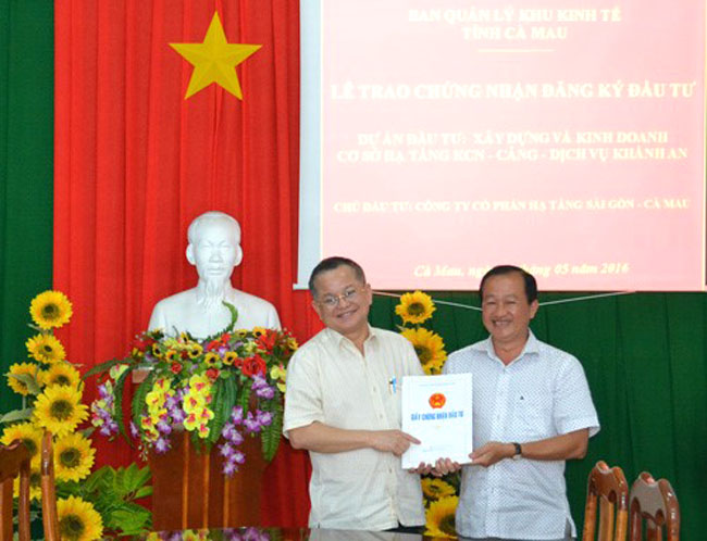 Ông Lê Văn Quang, Chủ tịch HĐQT Công ty cổ phần Hạ tầng Sài Gòn- Cà Mau (bên trái) nhận giấy chúng nhận đầu tư từ Ban quản lý Khu kinh tế Cà Mau