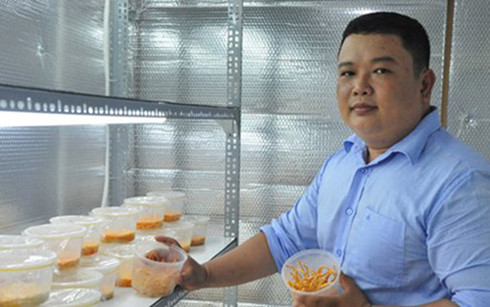 Anh Ngô Xuân Điền bên trong phòng sản xuất Đông trùng hạ thảo