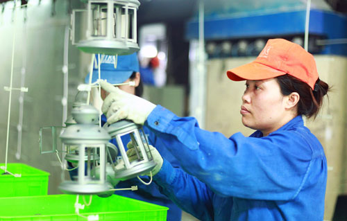 Sản xuất thiết bị gia dụng tại công ty cổ phần Kim khí Thăng Long.