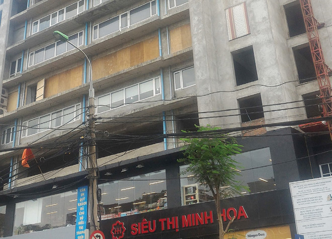 Cảnh nham nhở tại Dự án 131 Thái Hà gây mất mỹ quan đô thị tại trung tâm Hà Nội. Ảnh: Nguyên Minh