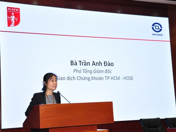 Bà Trần Anh Đào, Phó Tổng Giám đốc HoSE tại Hội thảo “Chuẩn mực báo cáo tài chính quốc tế.” Ảnh: HoSE