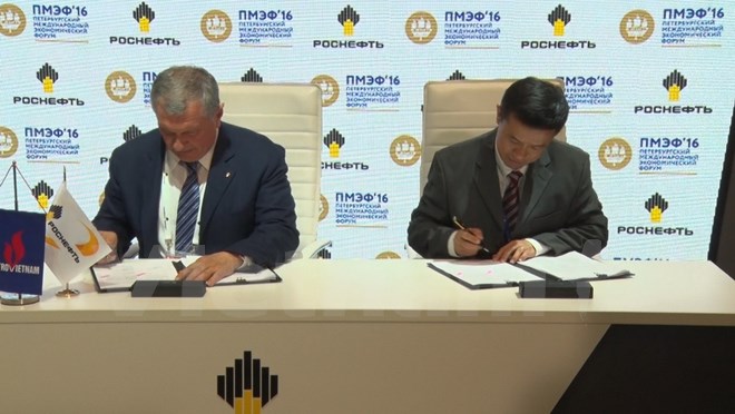 Việt Nam và Nga đạt thỏa thuận cung cấp dầu khí có giá trị - ảnh 1Lễ ký thỏa thuận hợp tác. Ảnh: Quang Vinh/Vietnam+