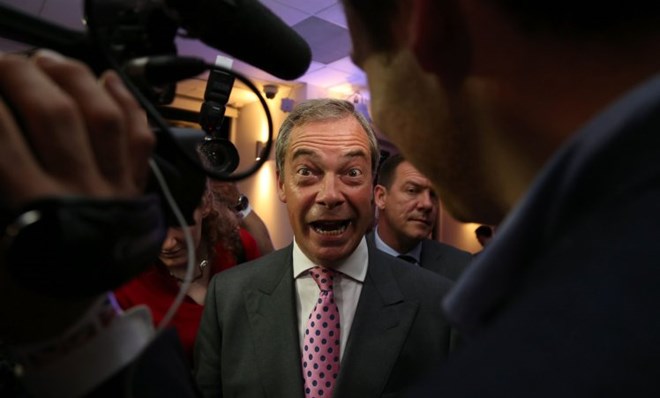 Ông Farage vui vẻ khi tuyên bố chiến thắng trong cuộc bỏ phiếu về Brexit. Nguồn: Mirror