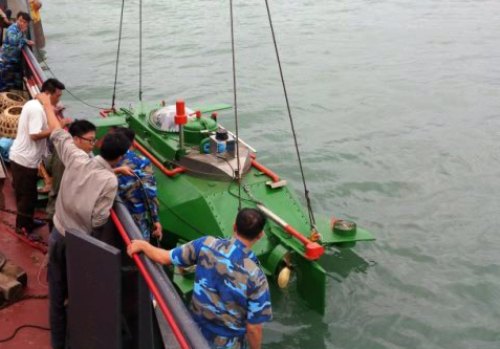  Tàu ngầm Hoàng Sa do chính cha đẻ Nguyễn Quốc Hòa điều khiển hạ thủy trên vùng biển Đông Bắc của tổ quốc chạy thử nghiệm vào sáng nay, 3/7. Ảnh: GC.