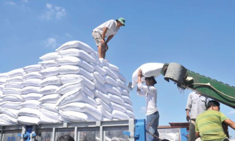 Bộ Công thương đã cấp hạn ngạch bổ sung 100.000 tấn đường cho các DN nhập khẩu phục vụ sản xuất và kinh doanh thương mại.