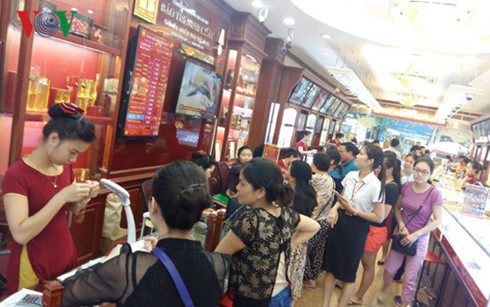 Tại Bảo Tín Minh Châu, lượng khách mua vàng ngày 6/7 chiếm khoảng 70% lượng khách giao dịch Ảnh: Trần Ngọc