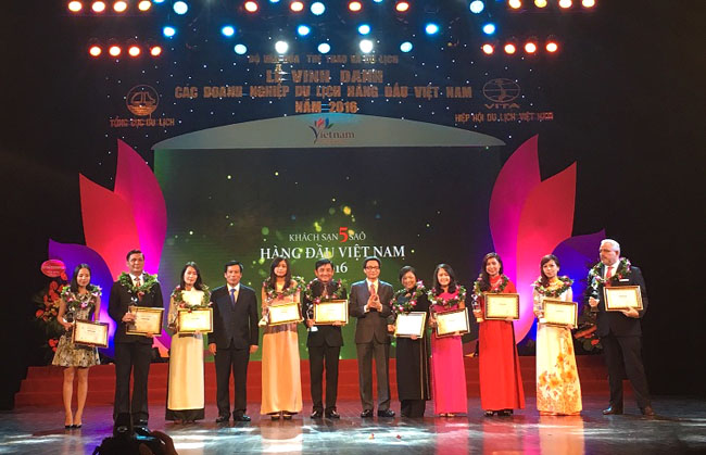 Phó Thủ tướng Vũ Đức Đam và Bộ trưởng Bộ Văn hóa, Thể thao và Du lịch Nguyễn Ngọc Thiện trao giải cho đại diện các khách sạn 5 sao hàng đầu Việt Nam