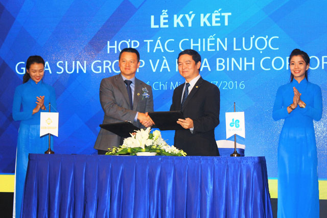 , ông Đặng Minh Trường, Phó Chủ tịch HĐQT, Tổng Giám đốc Sun Group (bên trái) và ông Lê Viết Hải, Chủ tịch HĐQT, Tổng giám đốc Hòa Bình Corp trao đổi Thỏa thuận hợp tác chiến lược
