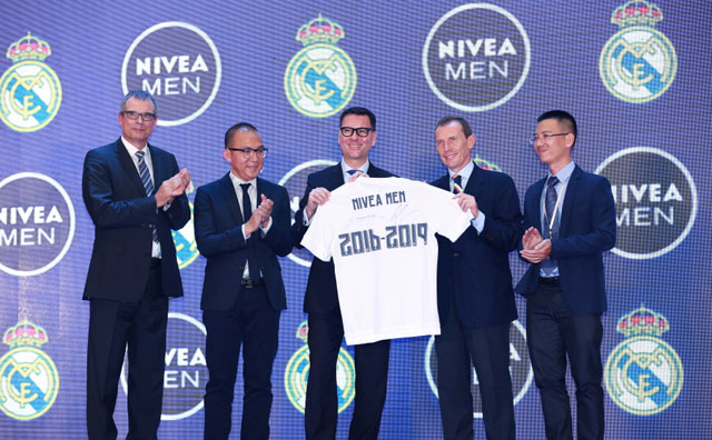 Đại diện NIVEA MEN – ông Ralph Gusko và cựu danh thủ Emilio Butragueno cùng ký tên lên chiếc áo xác nhận sự hợp tác giữa hai thương hiệu