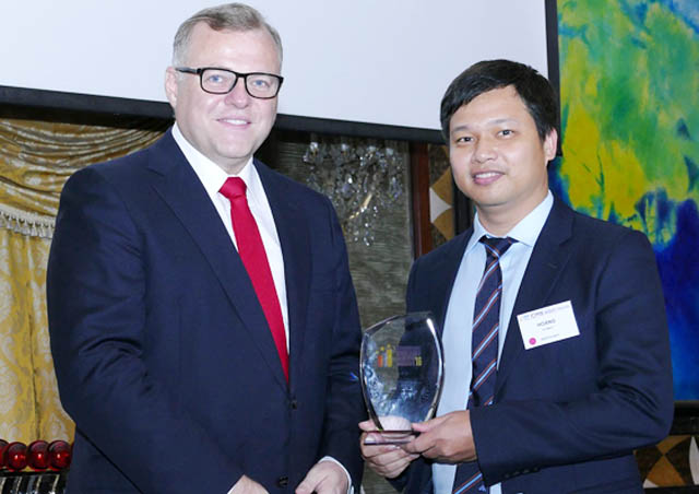 Ông Hoàng Vũ Mạnh, Giám đốc Thị trường vốn của Maritime Bank nhận giải thưởng từ ABF