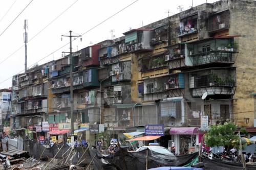 Một chung cư cũ tại Hà Nội cần sớm được cải tạo. Ảnh: Tuấn Anh/TTXVN