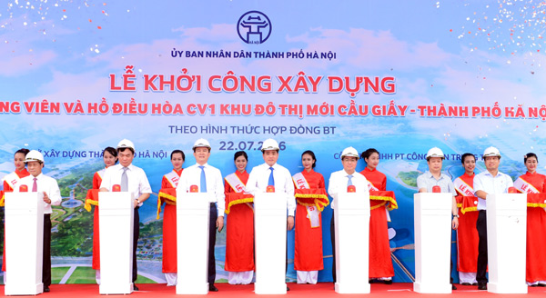 Chủ tịch UBND TP Hà Nội Nguyễn Đức Chung cùng các đại biểu phát lệnh khởi công Dự án công viên và hồ điều hòa CV1, khu ĐTM Cầu Giấy. Ảnh Lý Anh Quý