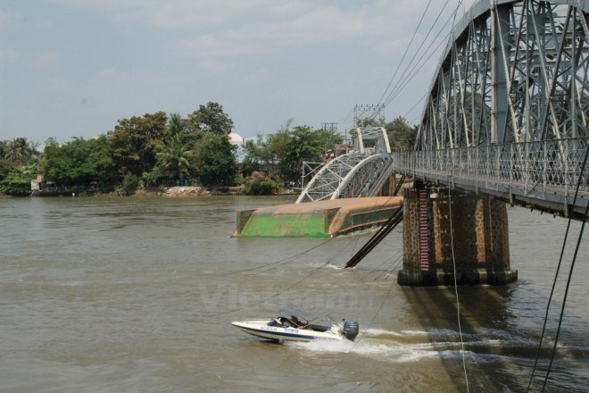 Đường sắt Bắc-Nam hiện bị tê liệt hoàn toàn sau vụ tàu thủy đâm sập cầu Ghềnh. Ảnh: Sỹ Tuyên/Vietnam+