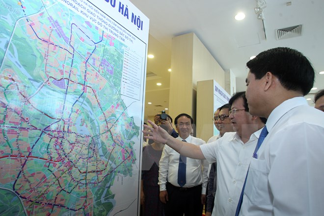 Phó Thủ tướng Trịnh Đình Dũng cùng các đại biểu xem bản đồ Quy hoạch giao thông vận tải thủ đô Hà Nội đến năm 2030 - Tầm nhìn đến năm 2050. Ảnh: Tuấn Anh/TTXVN