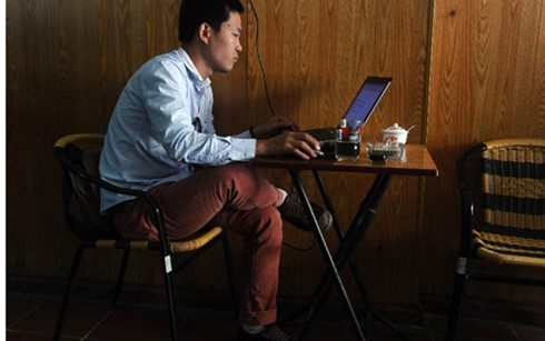 Trong bức ảnh chụp hồi tháng 10/2014 là một người đàn ông đang dùng máy tính xách tay trong một quán cà phê ở trung tâm thủ đô Hà Nội. Ảnh: HOANG DINH NAM/AFP/Getty Images