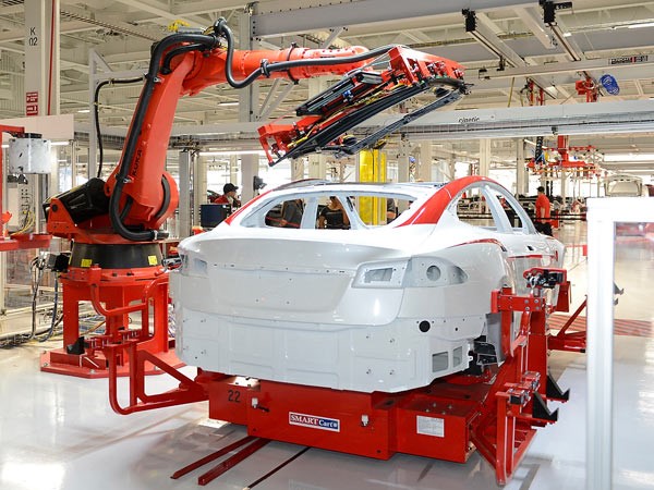 10.000 nhân sự cùng hệ thống robot Fanuc làm việc trong dây chuyền sản xuất của Gigafactory