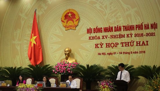 Ông Nguyễn Văn Tứ trình bày kế hoạch phát triển kinh tế - xã hội 5 năm 2016 - 2020 của TP Hà Nội. Ảnh Thanh Hải