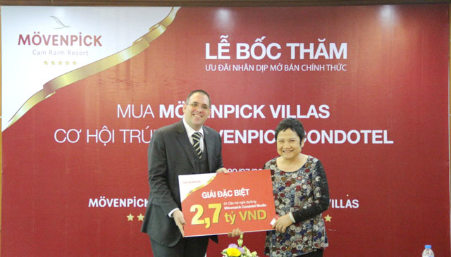 Bà Đỗ Thị Thái nhận biểu trưng giải thưởng từ ông Hannes Romauch, Tổng Giám đốc Công ty Eurowindow Nha Trang 