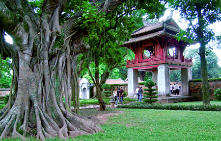 Khuê Văn Các (Gác văn sao Khuê) là biểu trưng cho truyền thống hiếu học của người Việt