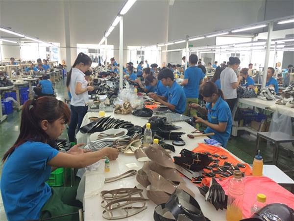 Sản xuất da giày, túi xách tại Công ty Giày Viễn Thịnh. Ảnh: Nguyễn Huế​​​