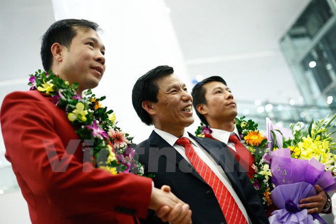 Bộ trưởng Nguyễn Ngọc Thiện (giữa) bên cạnh người hùng bắn súng Việt Nam Hoàng Xuân Vinh. Ảnh: Minh Chiến/Vietnam+