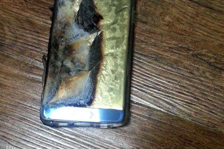 Hình ảnh chiếc Galaxy Note 7 phát nổ khi đang sạc được đăng tải trên mạng
