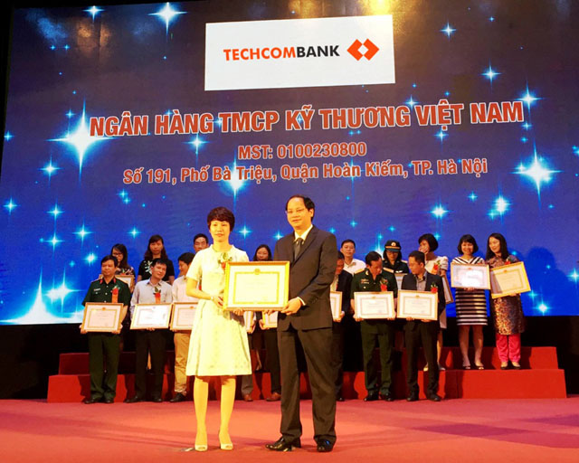 Bà Thái Hà Linh, Giám đốc Kế toán, chính sách tài chính và Thuế của ngân hàng Techcombank nhận bằng khen tại buổi lễ