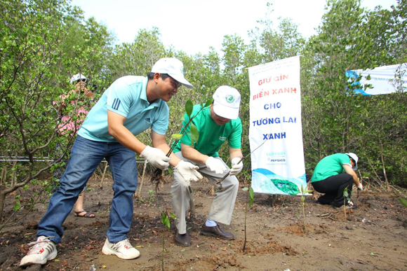 Hoạt động trồng cây, bảo vệ rừng ngập mặn