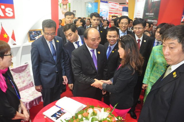   Thủ tướng tới gian hàng của doanh nghiệp Việt Nam