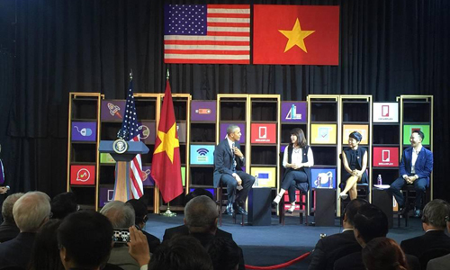  Tổng thống Obama trực tiếp trao đổi với ba doanh nhân trẻ tại Dreamplex trong chuyến thăm Việt Nam mới đây