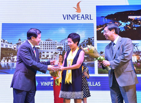 Đại diện Vinpearl nhận cup tôn vinh từ Ban tổ chức