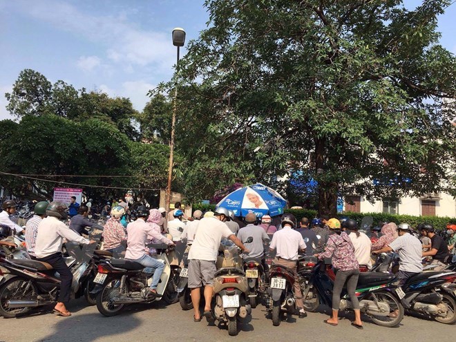 Bãi gửi xe tại bệnh viện Bạch Mai luôn đông đúc mỗi sáng. Ảnh: PV/Vietnam+