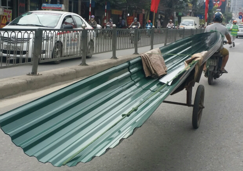  Phương tiện tự chế chở hàng cồng kềnh, nguy hiểm trên đường phố Hà Nội. Ảnh: Ngọc Thành