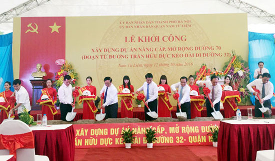 Chủ tịch UBND TP Nguyễn Đức Chung cùng các đại biểu làm lễ khởi công Dự án.