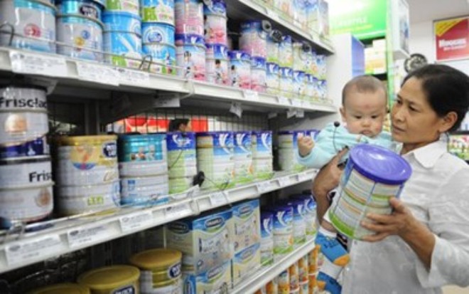  Nhờ biện pháp bình ổn, giá các mặt háng sữa dành cho trẻ dưới 6 tuổi đã được giữ ổn định trong một thời gian dài. Ảnh: H.V