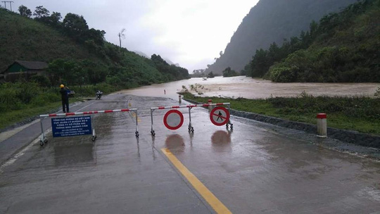 Nước lũ dâng cao khiến nhiều điểm trên đường mòn Hồ Chí Minh đoạn qua tỉnh Quảng Bình bị chia cắt. Ảnh: nld.com.vn