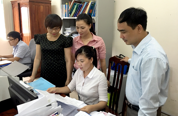 Cán bộ Cục Thống kê tỉnh Tuyên Quang kiểm tra phiếu, thông tin, tài liệu chuẩn bị cho cuộc tổng điều tra nông nghiệp 2016. Nguồn ảnh: baotuyenquang.com.vn