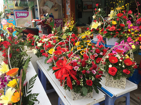 Một giỏ hoa bình dân có giá từ 80.000 - 200.000 đồng tại TP HCM