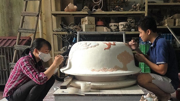  Toàn đang thực hiện một sản phẩm gốm tại xưởng sản xuất của mình. Ảnh: NVCC.