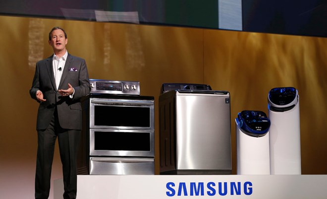 Đại diện Samsung ở thị trường Mỹ trong một lần giới thiệu sản phẩm máy giặt mới. Nguồn: AP