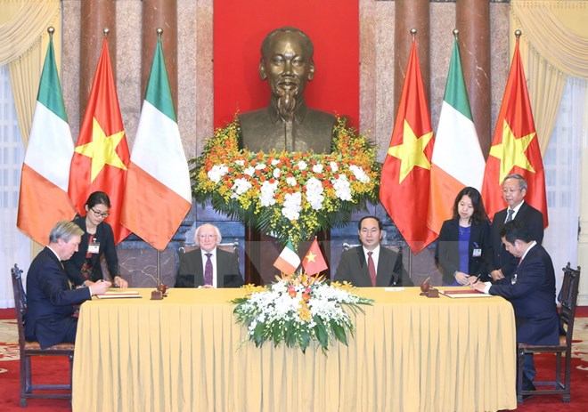 Chủ tịch nước Trần Đại Quang và Tổng thống Michael Daniel Higgins chứng kiến Lễ ký các văn kiện hợp tác giữa hai nước. Ảnh: Nhan Sáng/TTXVN