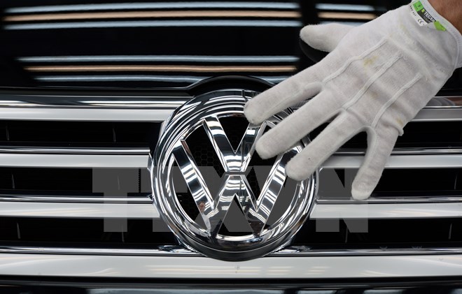 Nhân viên của Volkswagen gắn logo của hãng lên xe Phaeton tại nhà máy của Volkswagen ở Dresden, Tây Đức. Nguồn: AFP/TTXVN